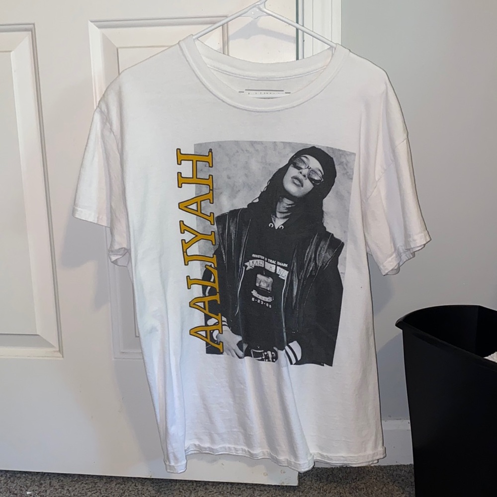 AALIYAH GRAPHIC TEE
